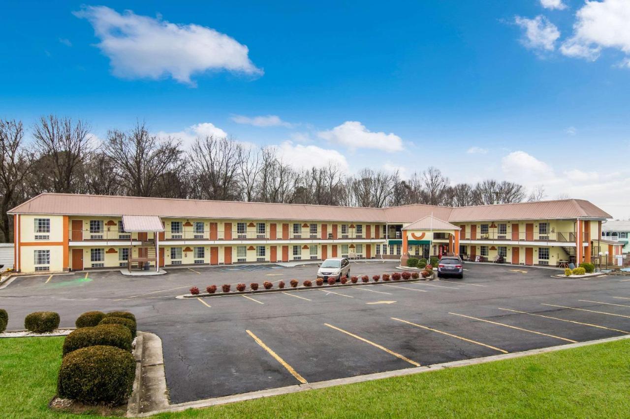 Carry On Inn & Suites LaFayette Exterior photo